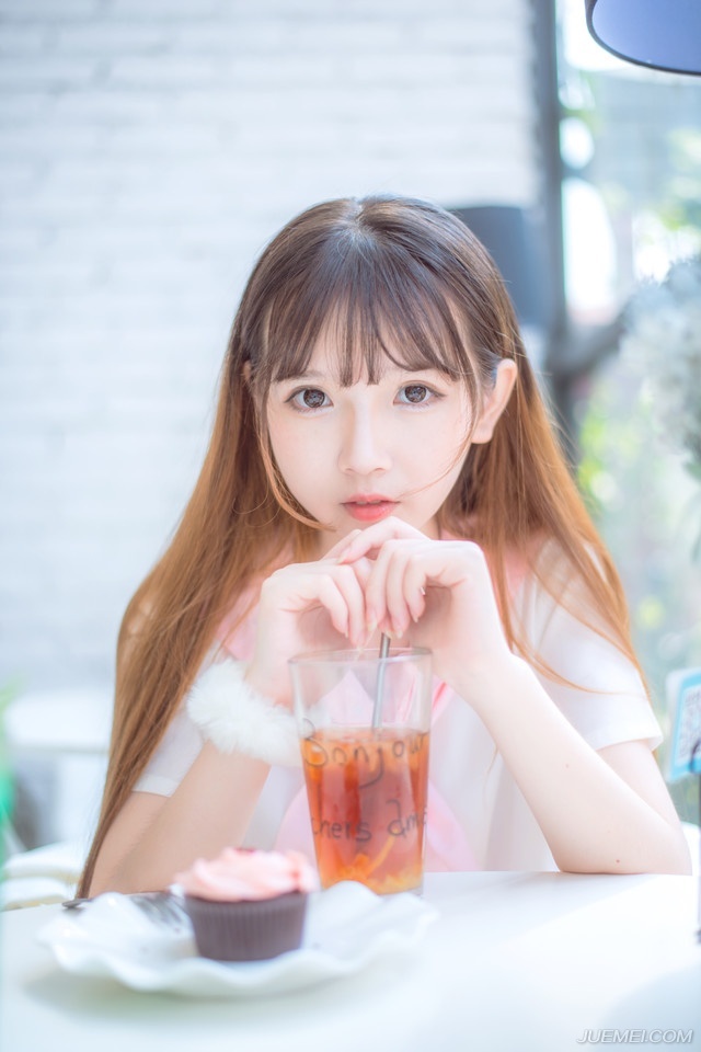 “我之前已经飞鸽传书，让主公派人过来接管汉中，如今汉中已定，张鲁可以送去长安书院当他的道家天师了，你这段时间做好交接准备，交接完毕之后，想必阆中那边已经有了消息，若功成，就立刻带着六千精锐入阆中，助我稳定军心。”庞统点点头，少有的正色道。